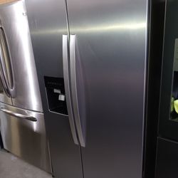 Whirlpool Refrigerator Stainless Steel Everything Works Good 👍