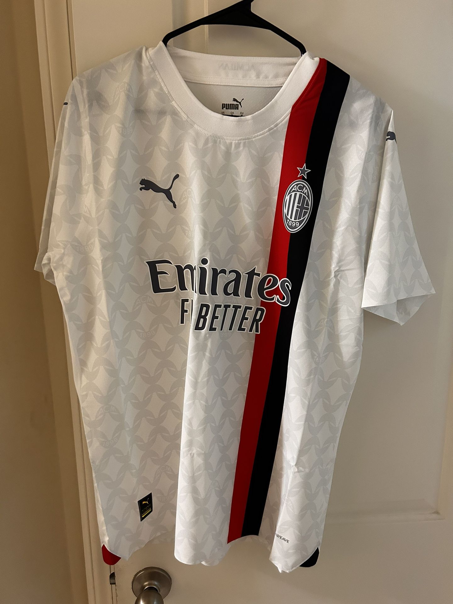 AC Milan 23/24 away Kit, Size Medium.