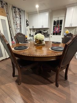 Beautiful oak Dining table and chairs