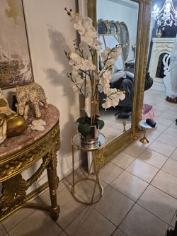 Flower with mirror table