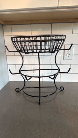 Coffee mug or tea cup holder with basket on top