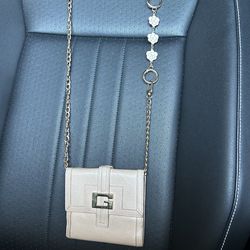 Used woman purses, wallets and accessories