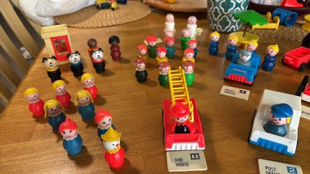 Vintage little people set