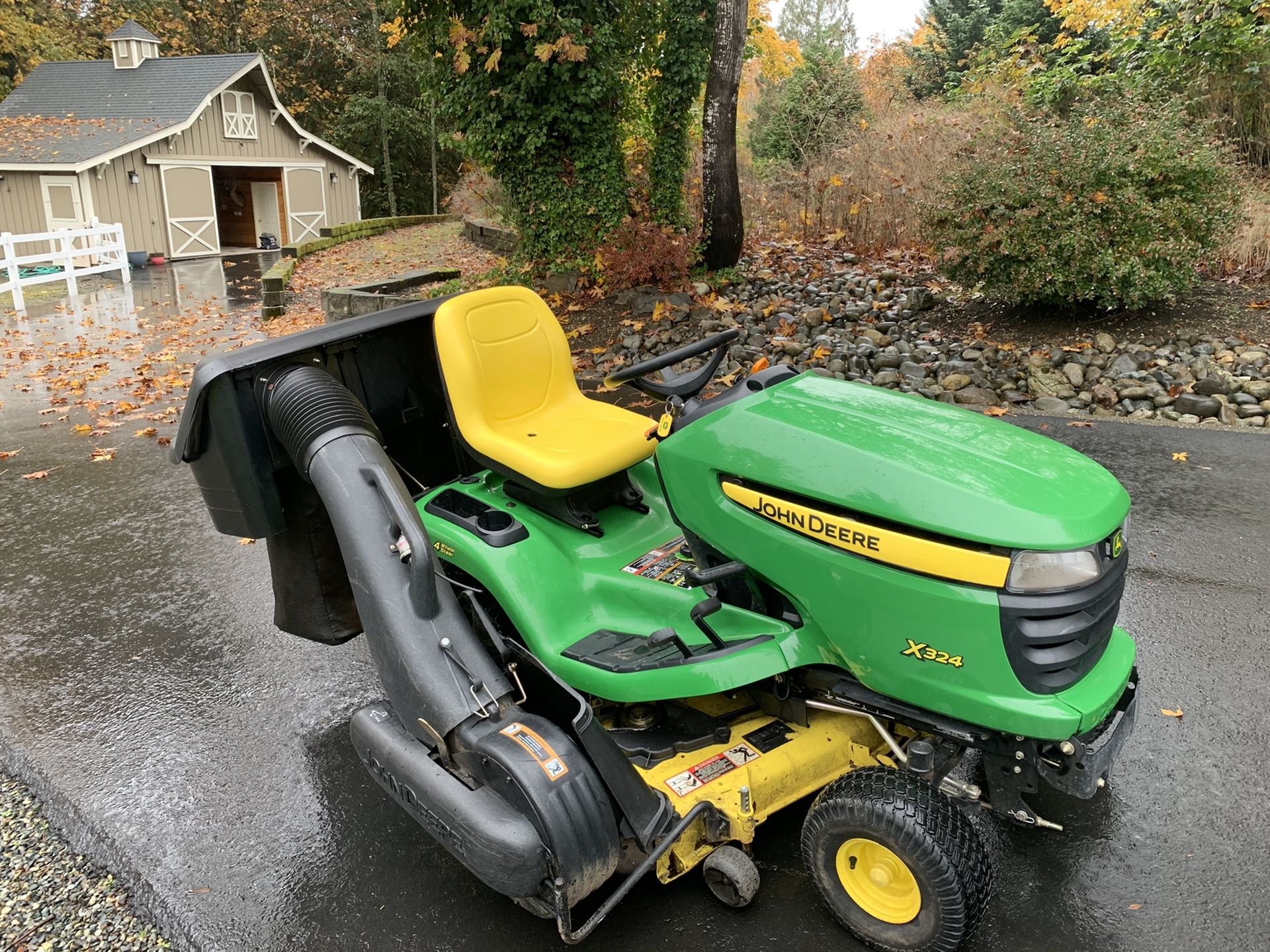 John Deere X324 Mower/Tractor