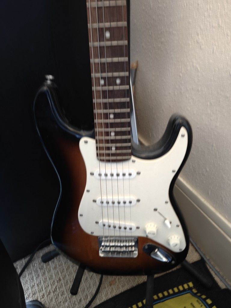 Fender Squire 3/4 Size Mini Stratocaster Bundle