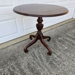 Vintage Ethan Allen Georgian Court Round Cherry Side Accent Table 