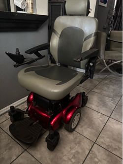 GOLDEN MOBILITY POWERED CHAIR