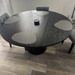 Round dinning table with chairs