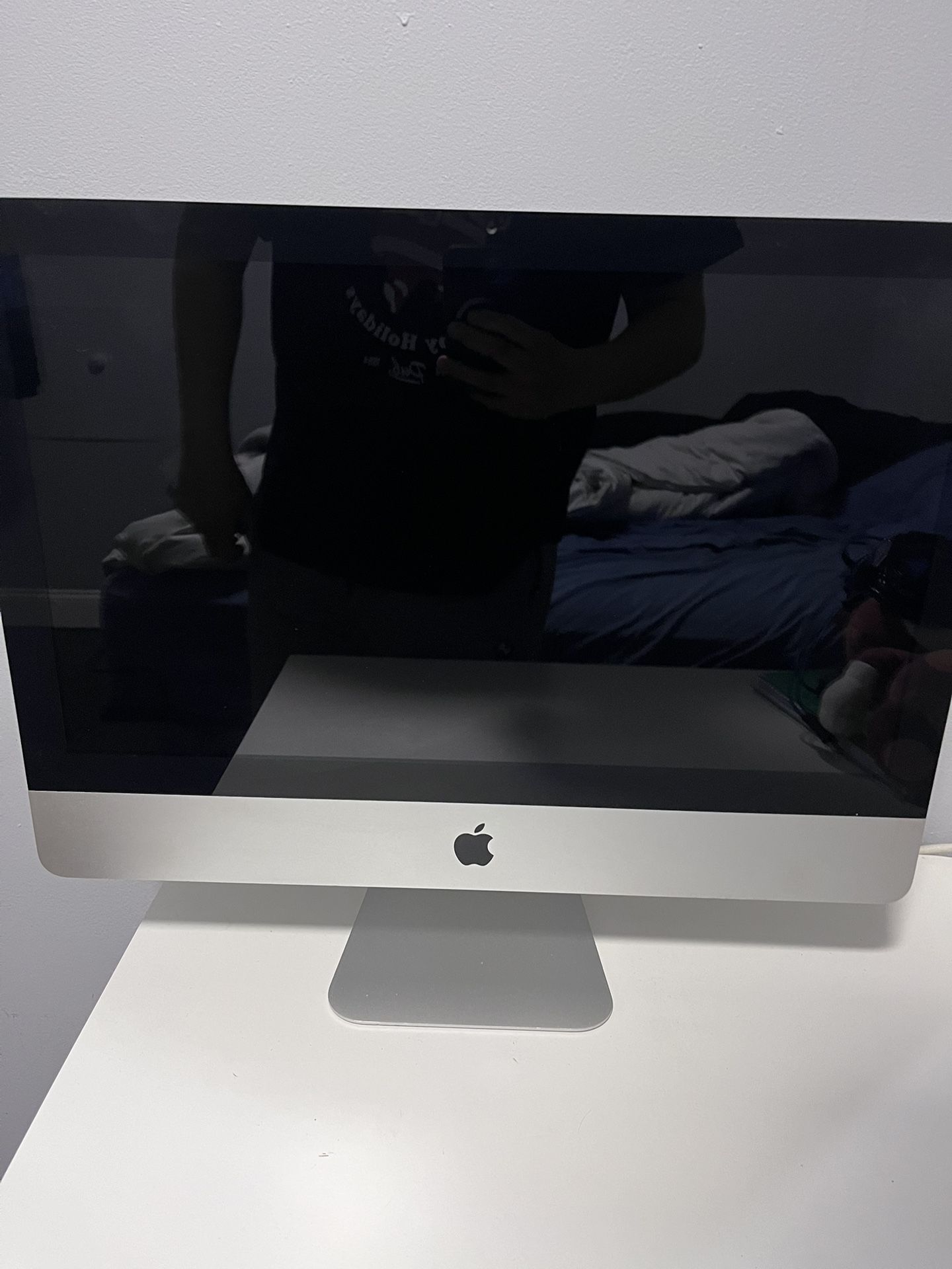 2011 Apple Desktop (Good Condition) With Keyboard