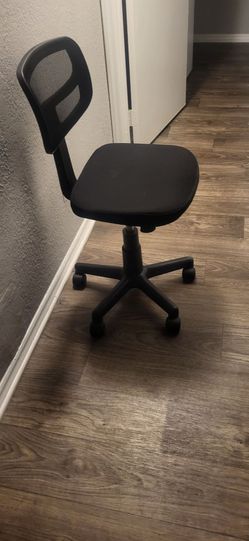 Mesh task chair with plush padded seat