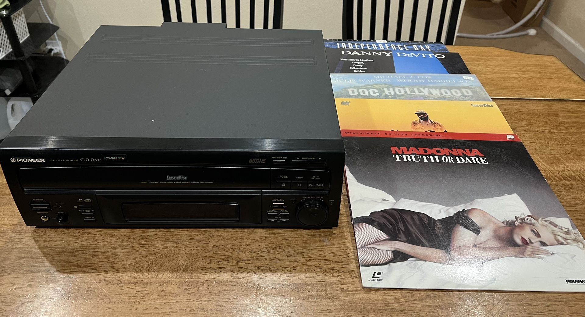 Pioneer CLD-D702 CD CDV LD Laser Disc Video Player Two Side Playback w/ 5 Discs