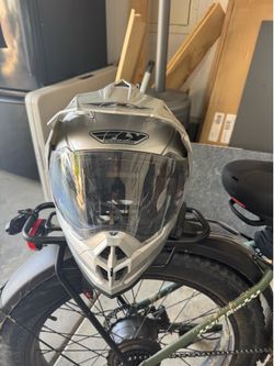 SIZE LARGE BIKE HELMET WITH SPEAKERS