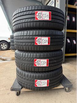 Set 215/55/17 Michelin defender like new.