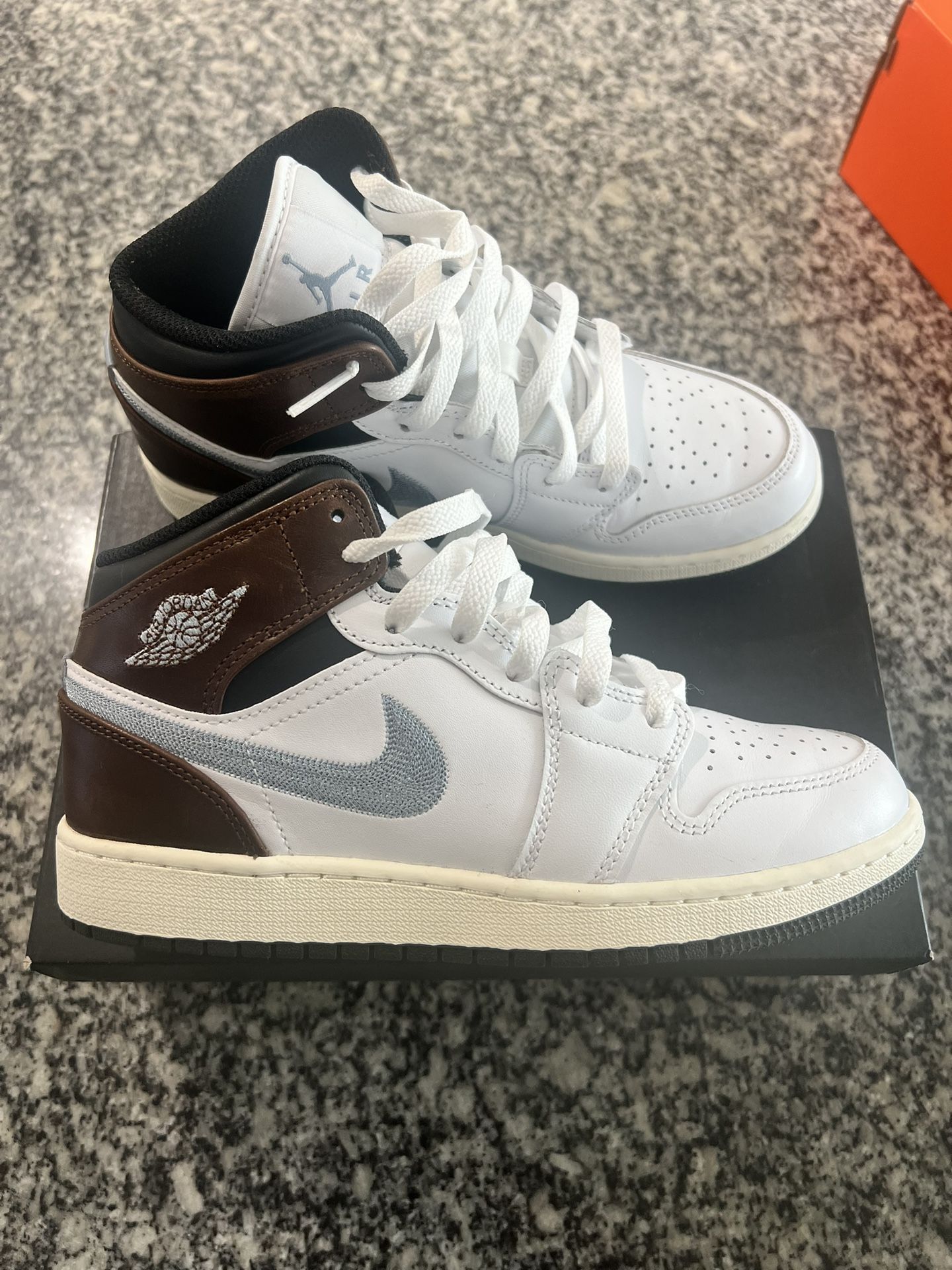 Jordan 1 Mid SE (GS, Size 5.5Y)