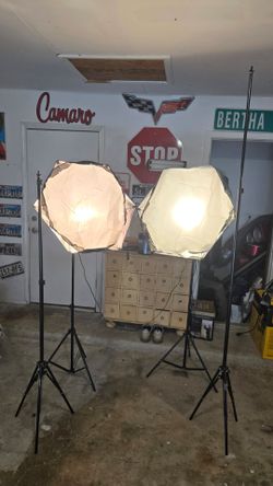 Phopik tripod stand with phone hook up and light stand and light dome.