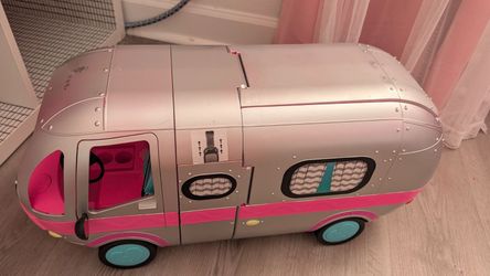 L.O.L. Surprise! 2-in-1 Glamper Fashion Camper with Accessories