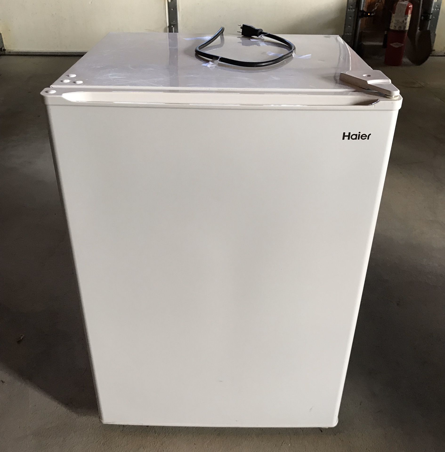 Haier 2.7 cu ft Compact White Refrigerator / Freezer