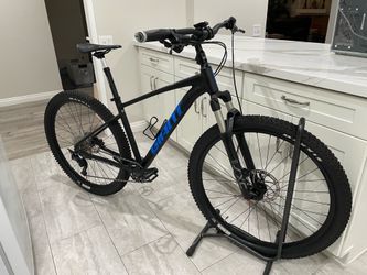 2023 Giant Talon 1 29er MTB Size MEDIUM DEORE 1x10 Speed