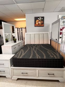 Queen 4 pcs bedroom set wood! NEW