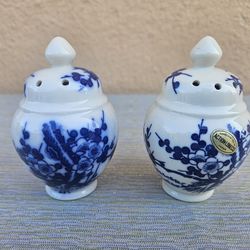 Vtg Handcrafted Blue & White Japanese Porcelain Salt & Pepper Shakers