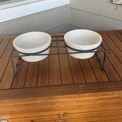 Signature, Cat & Dog Eating Station With 2 Bowls & Rack