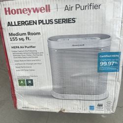 Honeywell HPA104 HEPA Air Purifier for Medium Rooms - Microscopic Airborne Allergen+ Reducer, Cleans Up To 750 Sq Ft in 1 Hour - Wildfire/Smoke, Polle