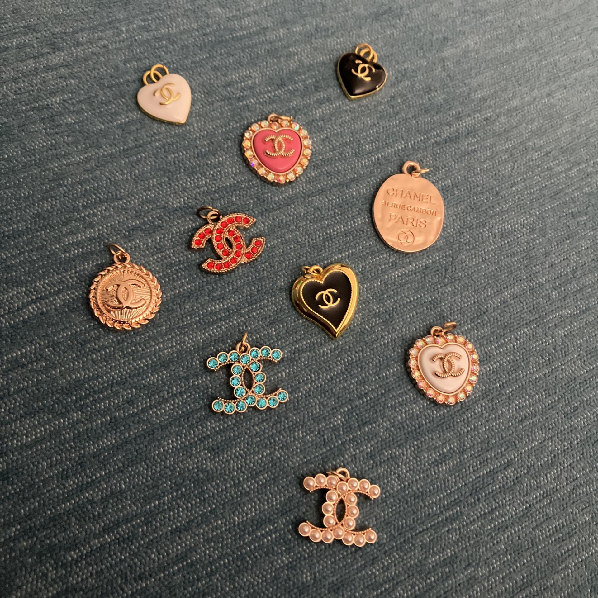 CC ZIPPER PULL BUTTON CHARMS (10)