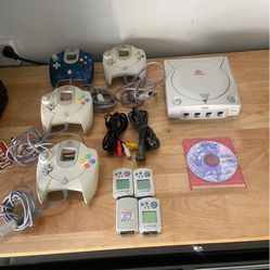 Sega Dreamcast Gaming Console/ 4 Controller And One Games 