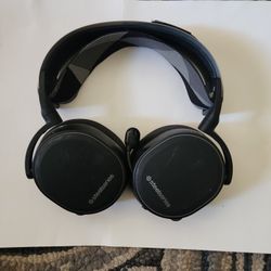 SteelSeries Arctis 7 Black Wireless Headset ONLY. Powers On. No Dongle. 