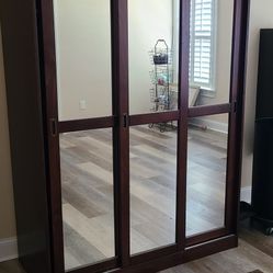 Mirrored Wardrobe With Sliding Doors