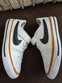 Nike Youth Size 1.5 Shoes