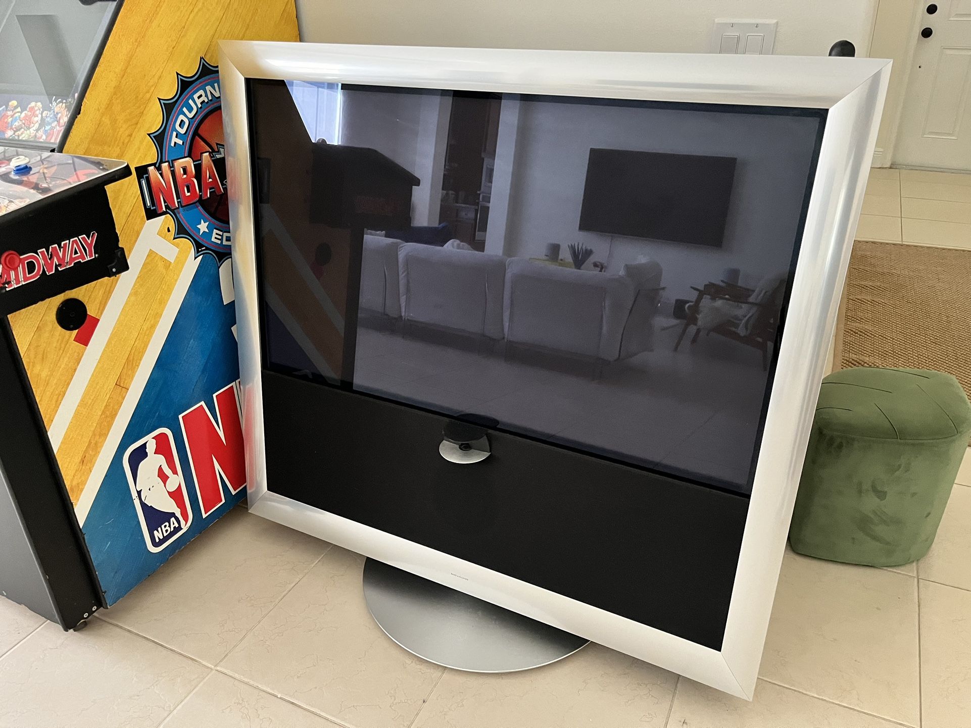 Bang and Olufsen - Beovision 9 - FHD & HDMI