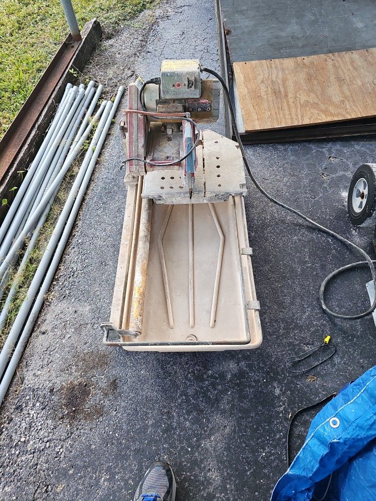 elwctric tile cutter