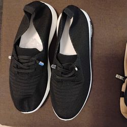 Woman's Shoes Size 7W. Brand New. Must Pick Up 