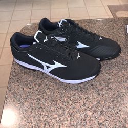 Women’s Fastpitch Cleats Size 9