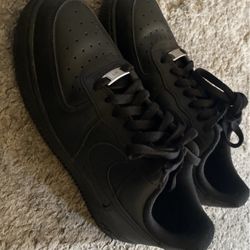 Black Air Force 1s Low