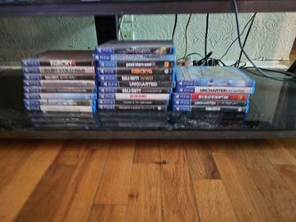 PS4 with Controllers and 23 game's