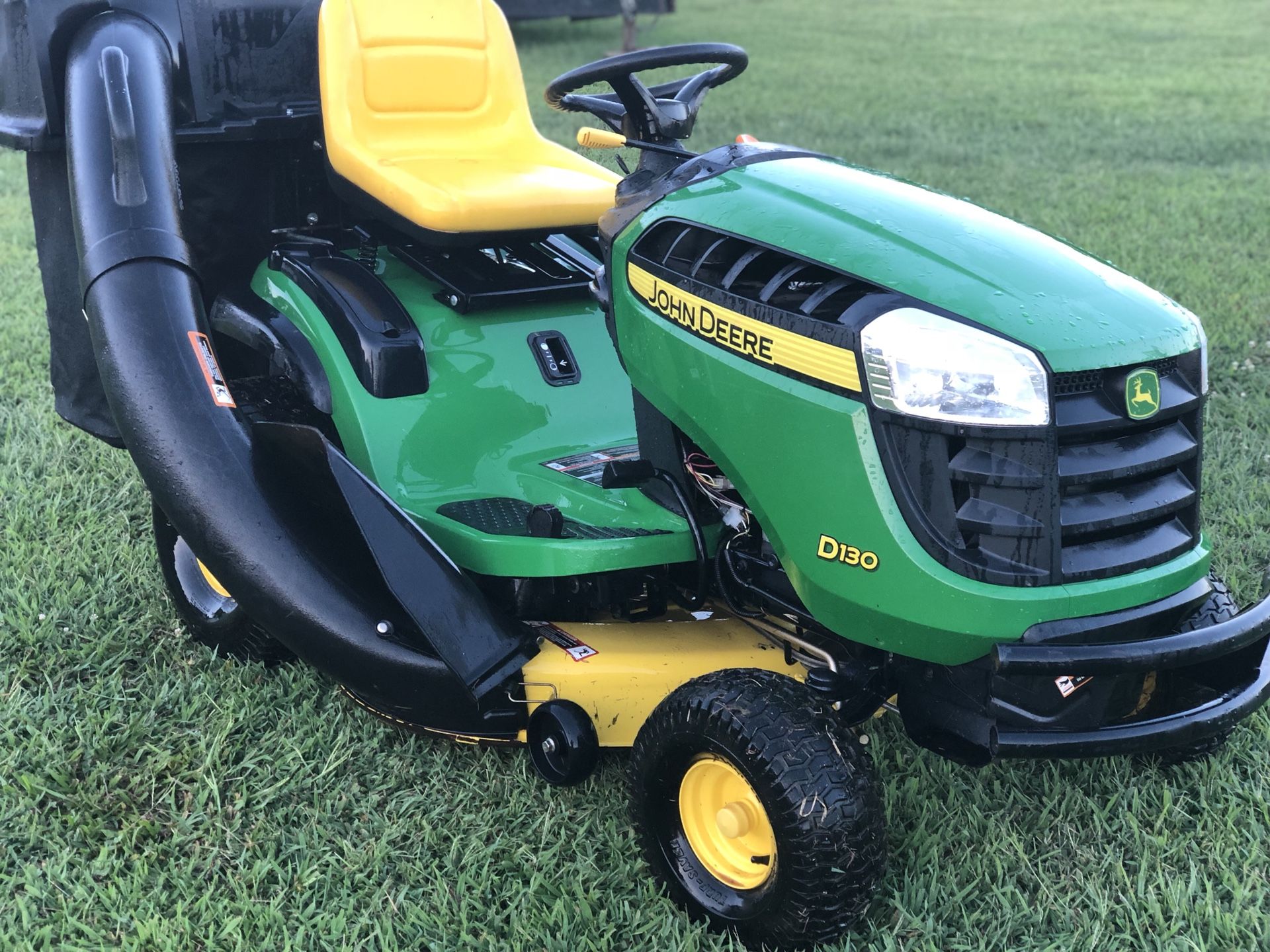 John Deere d130 riding mower like new with bagger