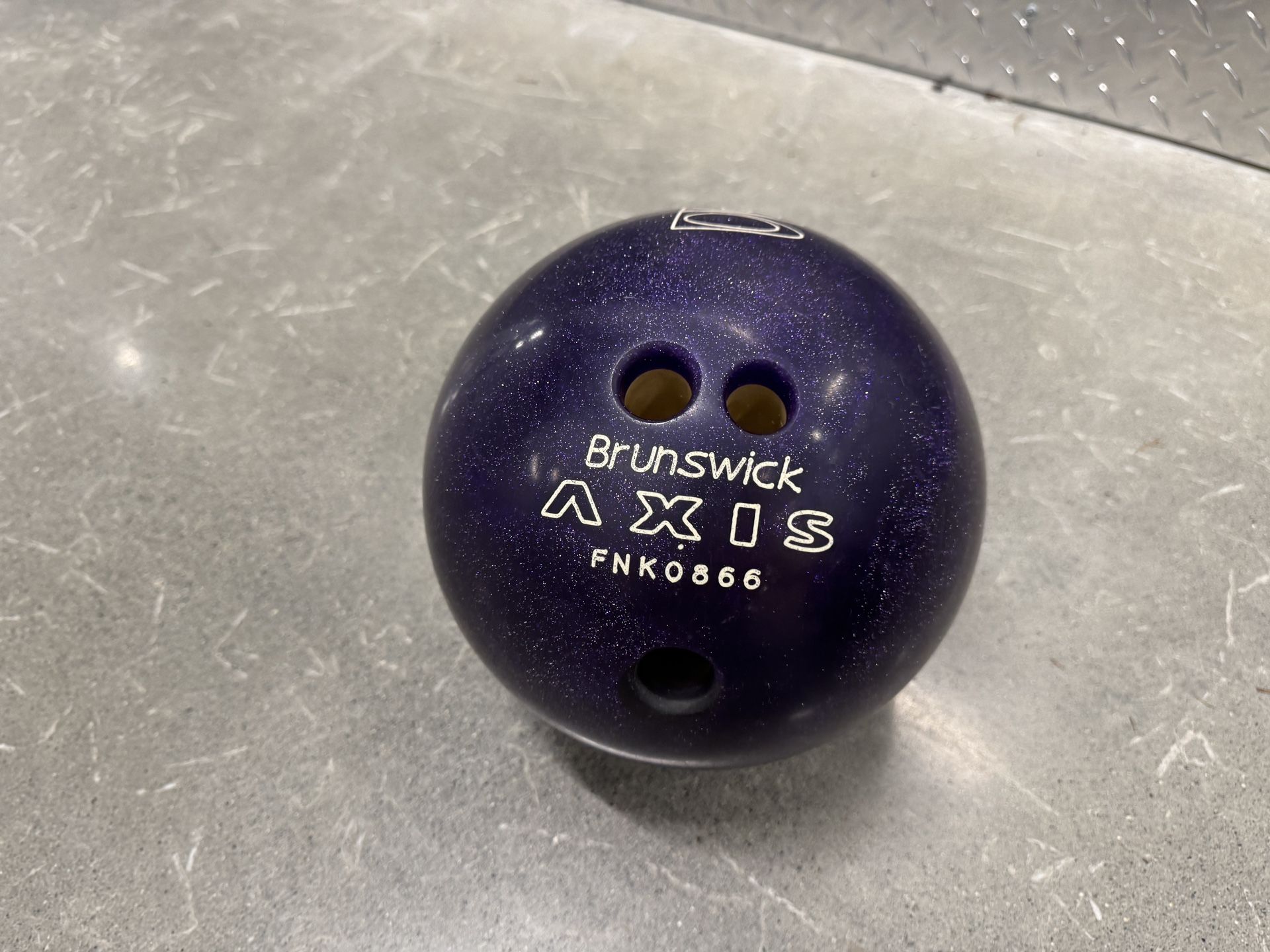 🎳 Brunswick Axis Bowling Ball – Used
