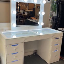 New Vanity Table & Mirror Set 