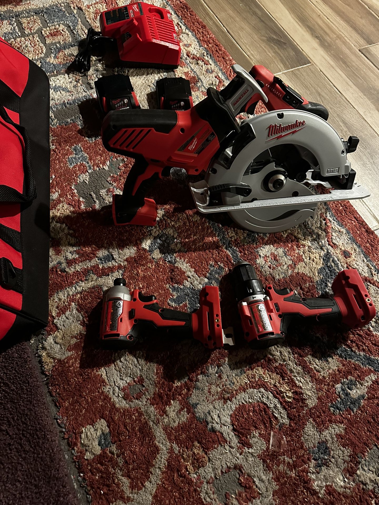 drills saw and zozo two batteries and charger