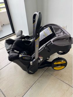 Doona Car Seat & Stroller w/ LATCH Base - Excellent Condition - Ready to Use