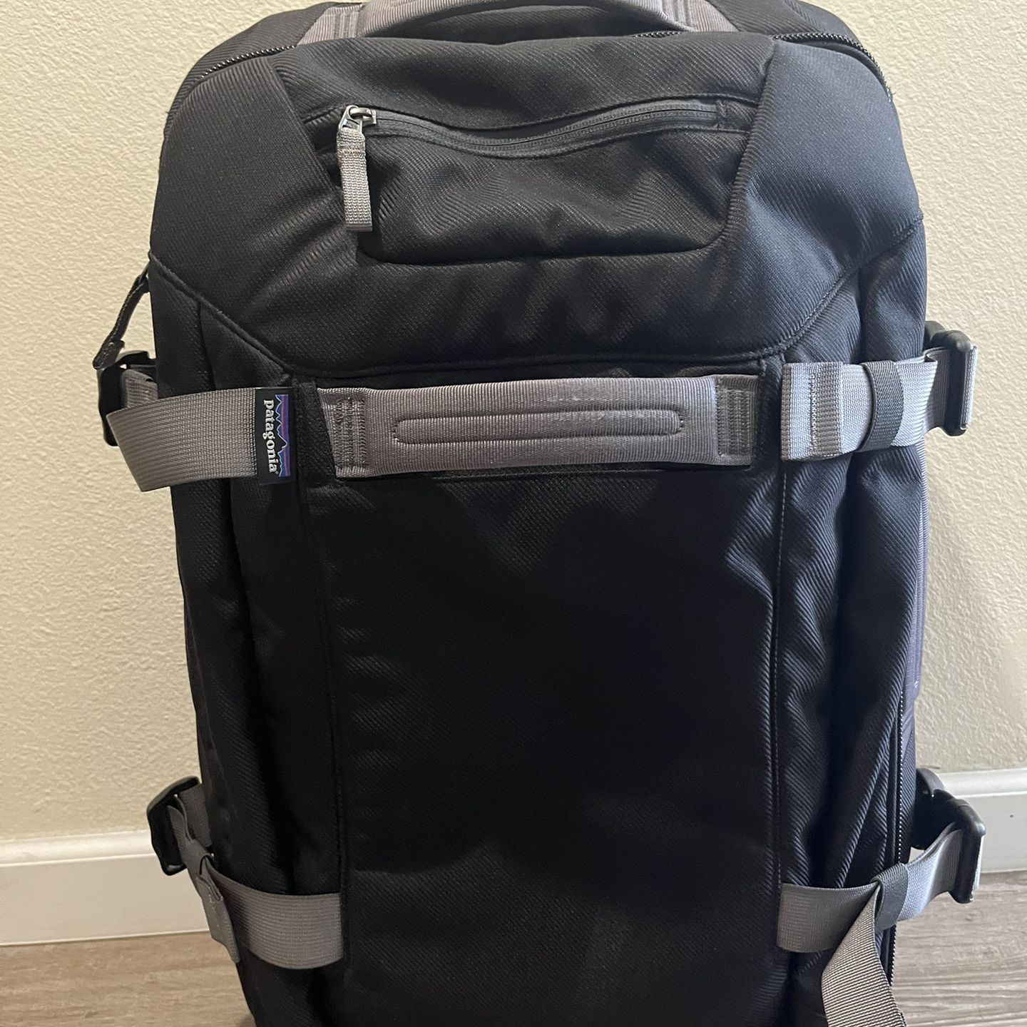 patagonia transport roller bag Black Hole Wheeled Duffel 70L Smolder Blue / Amanita Red A large opening to the main compartment allows quick access to the interior of this Patagonia duffel Patagonia Transport Roller Bag 60L