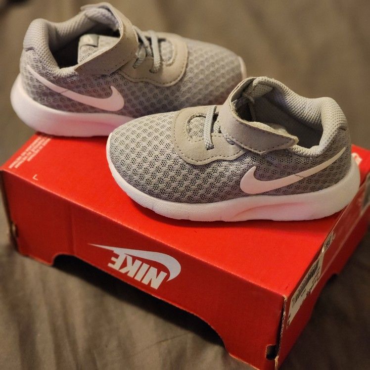 NIKE BABY SHOES SIZE 6C