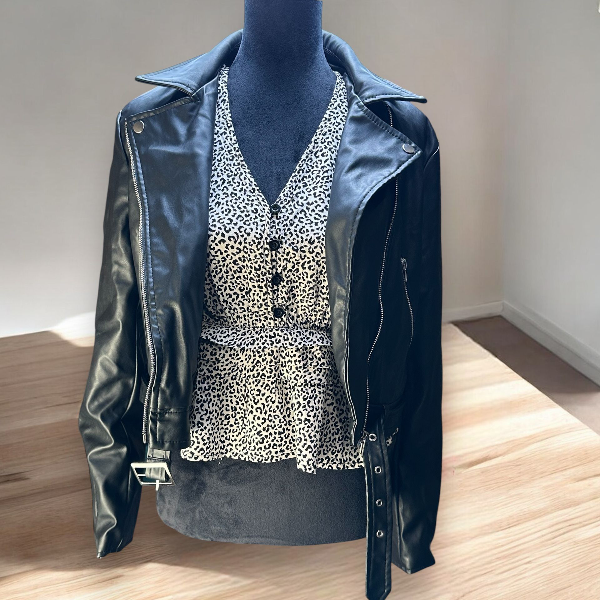 Easel Animal Print Top Women's Small Long Sleeve Black/White Peplum V-Neck