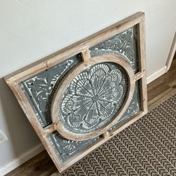 American Art Decor Framed Metal Medallion on Wood Wall Décor. Excellent Condition 