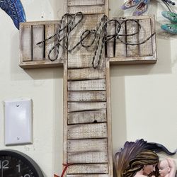 Hope Cross Decorative / Statua De Cruz Con Hope