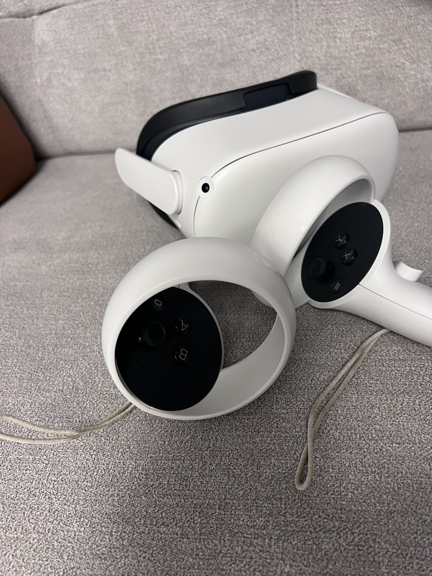 Meta Quest 2 VR HEADSET. selling AS-IS
