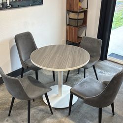 Circle Table w/ chairs