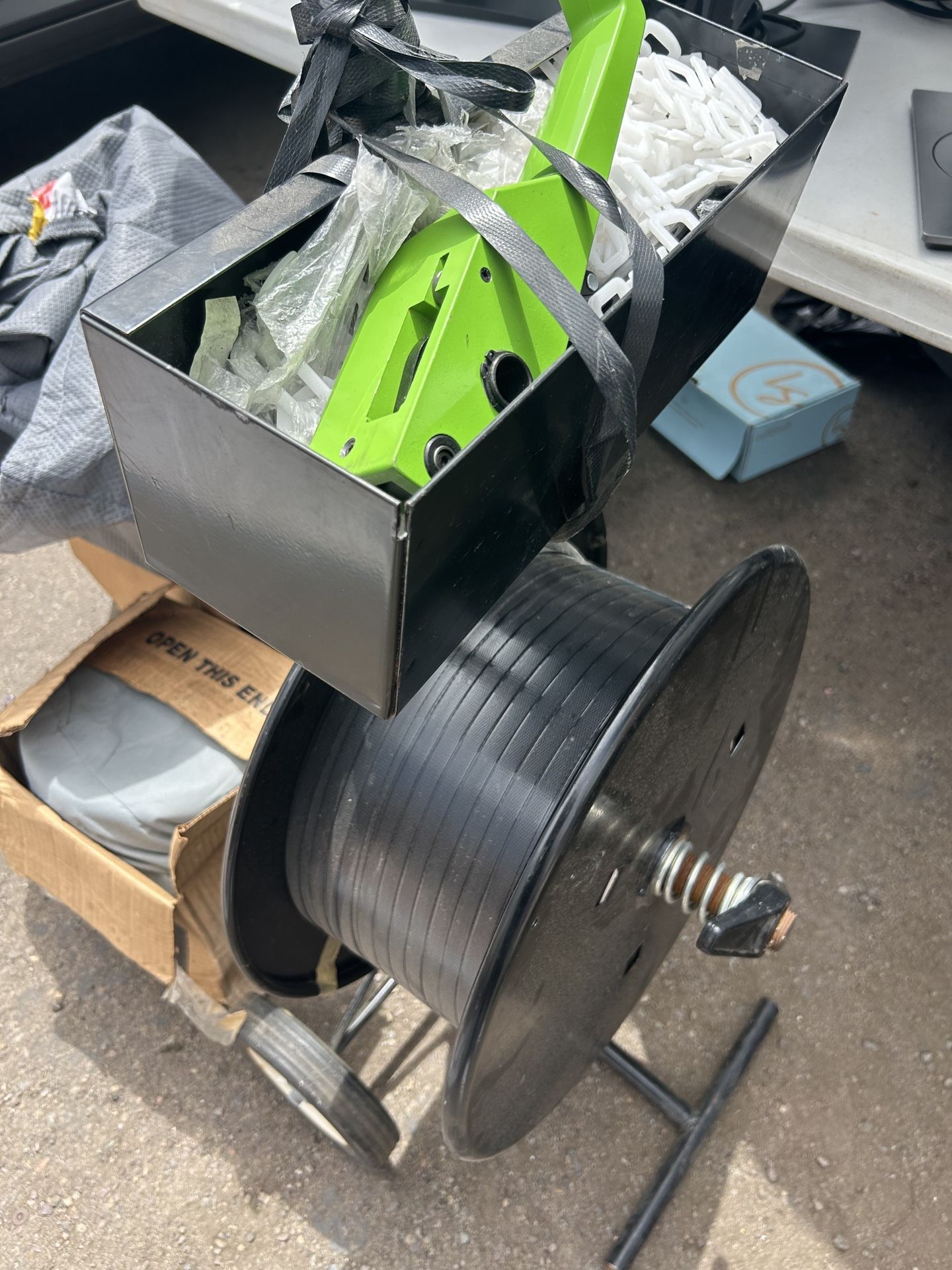 Deluxe steel strapping cart